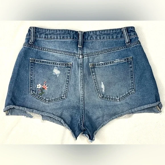 Time and True Women’s Blue Jean Shorts with Floral Embroidery Size 4 - Picture 12 of 16